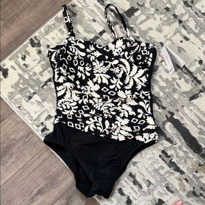 Stylish Black and White shapesolver women’s One Piece Swimsuit BNWT